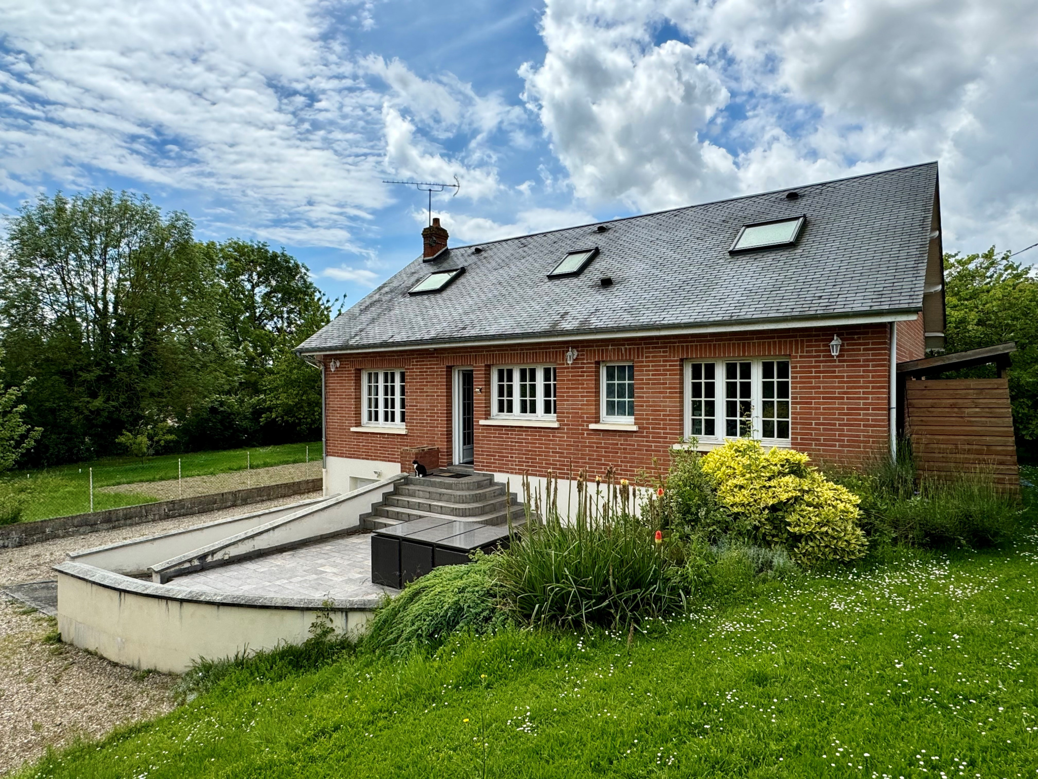 Immo80 – L'immobilier à Amiens et dans la Somme-TROUSSENCOURT – Pavillon 130m2 – 5 chambres – sous-sol – jardin – plain-pied