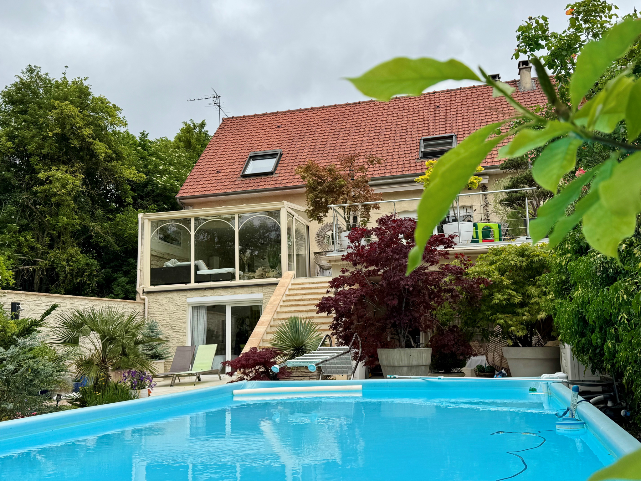 Immo80 – L'immobilier à Amiens et dans la Somme-Argœuves – Maison 4 chbs, écrin verdoyant, piscine – vue imprenable