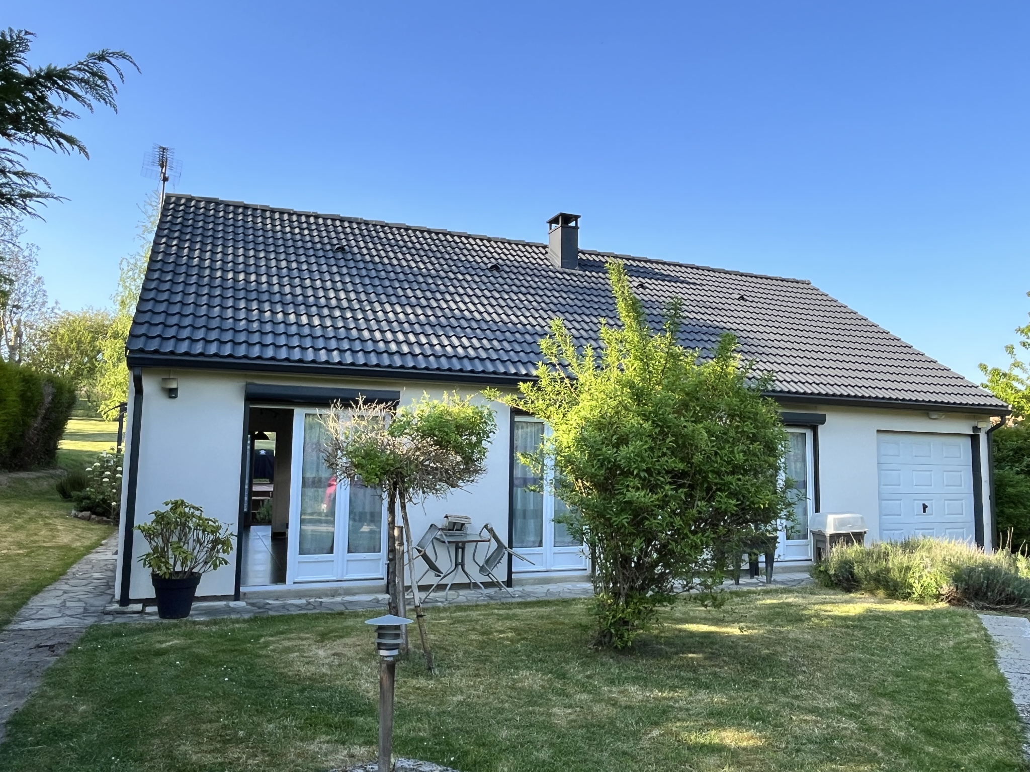 Immo80 – L'immobilier à Amiens et dans la Somme-A 10 km du Pôle Jules Verne – Maison avec piscine en retrait de rue.