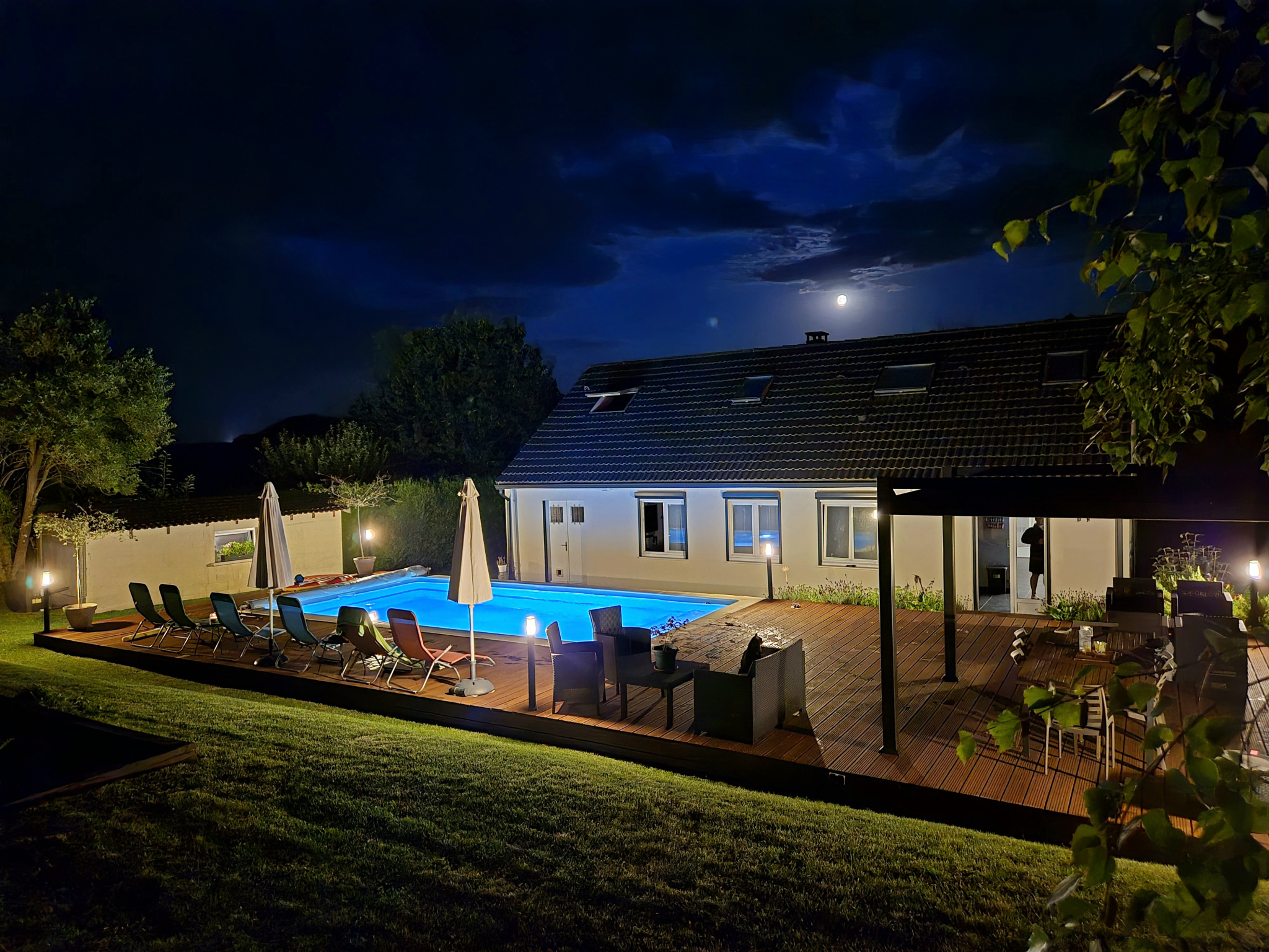Immo80 – L'immobilier à Amiens et dans la Somme-A 10 km du Pôle Jules Verne – Maison avec piscine en retrait de rue.