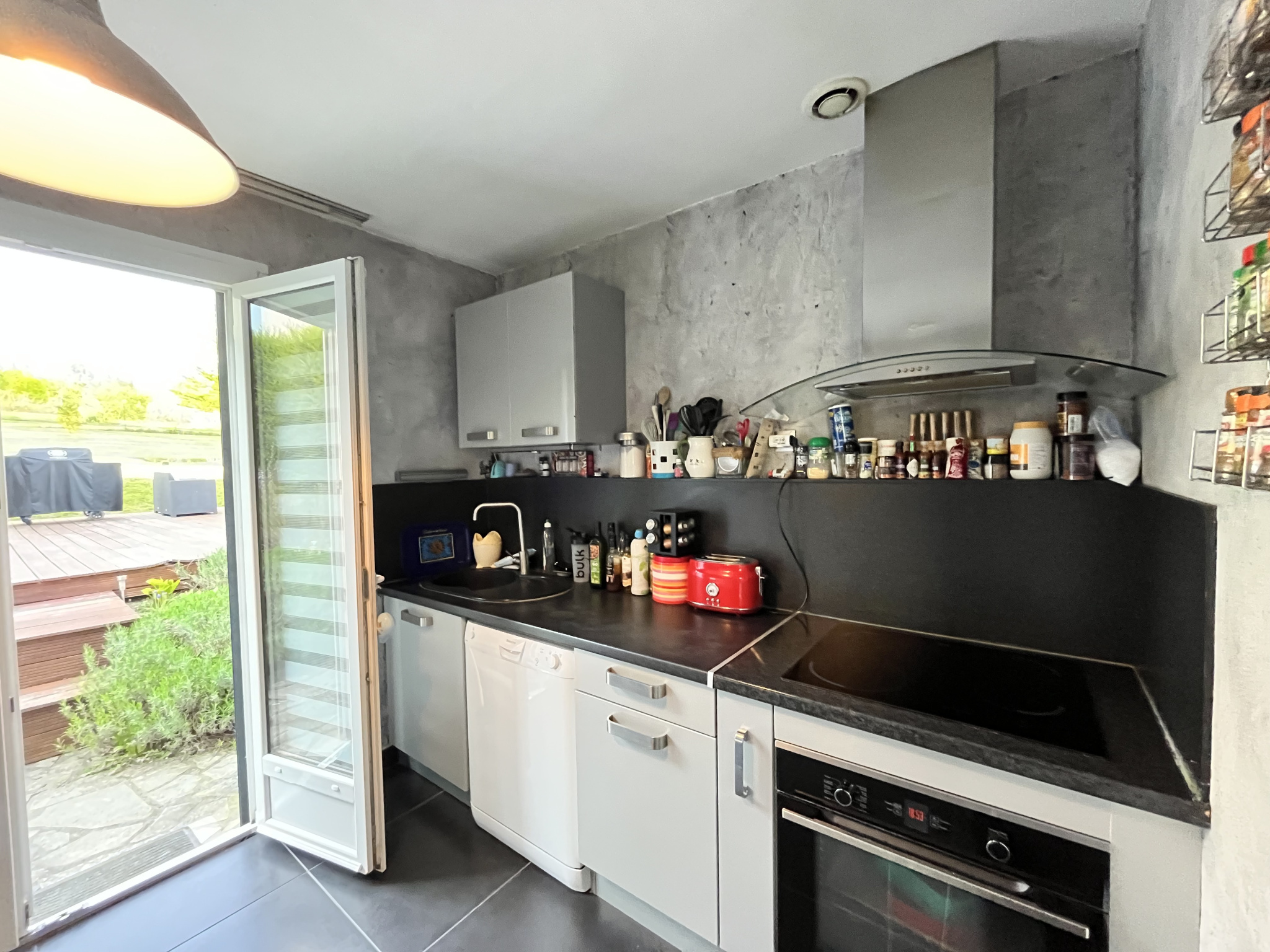 Immo80 – L'immobilier à Amiens et dans la Somme-A 10 km du Pôle Jules Verne – Maison avec piscine en retrait de rue.