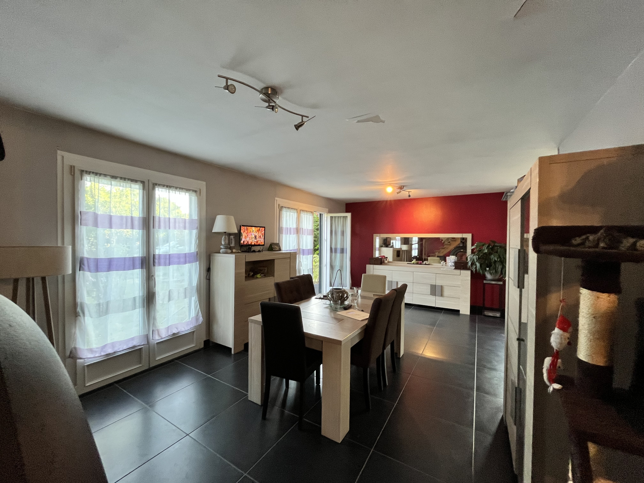 Immo80 – L'immobilier à Amiens et dans la Somme-A 10 km du Pôle Jules Verne – Maison avec piscine en retrait de rue.