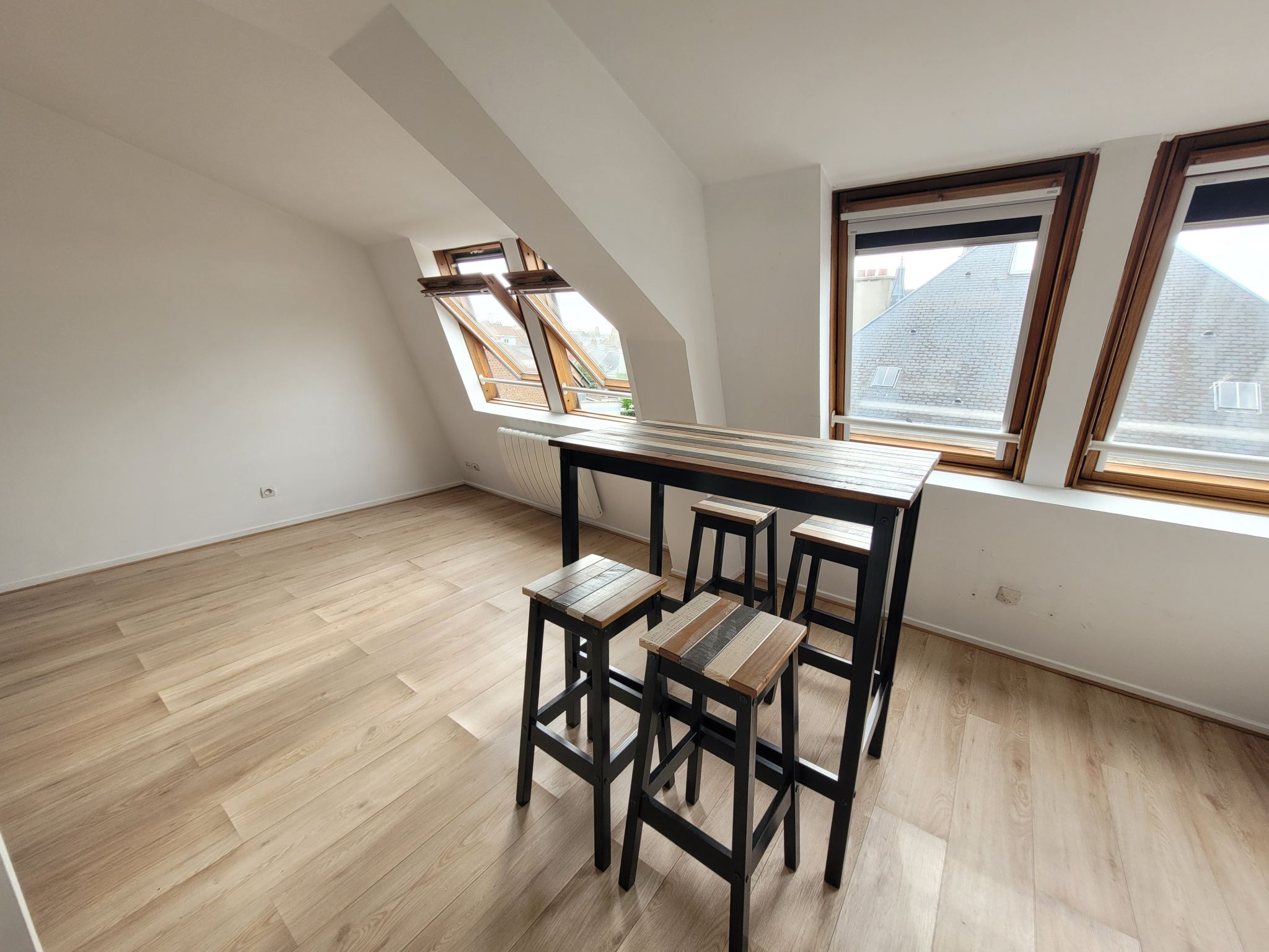 Immo80 – L'immobilier à Amiens et dans la Somme-GRAND STUDIO MEUBLÉ AVEC PARKING – HENRIVILLE AMIENS