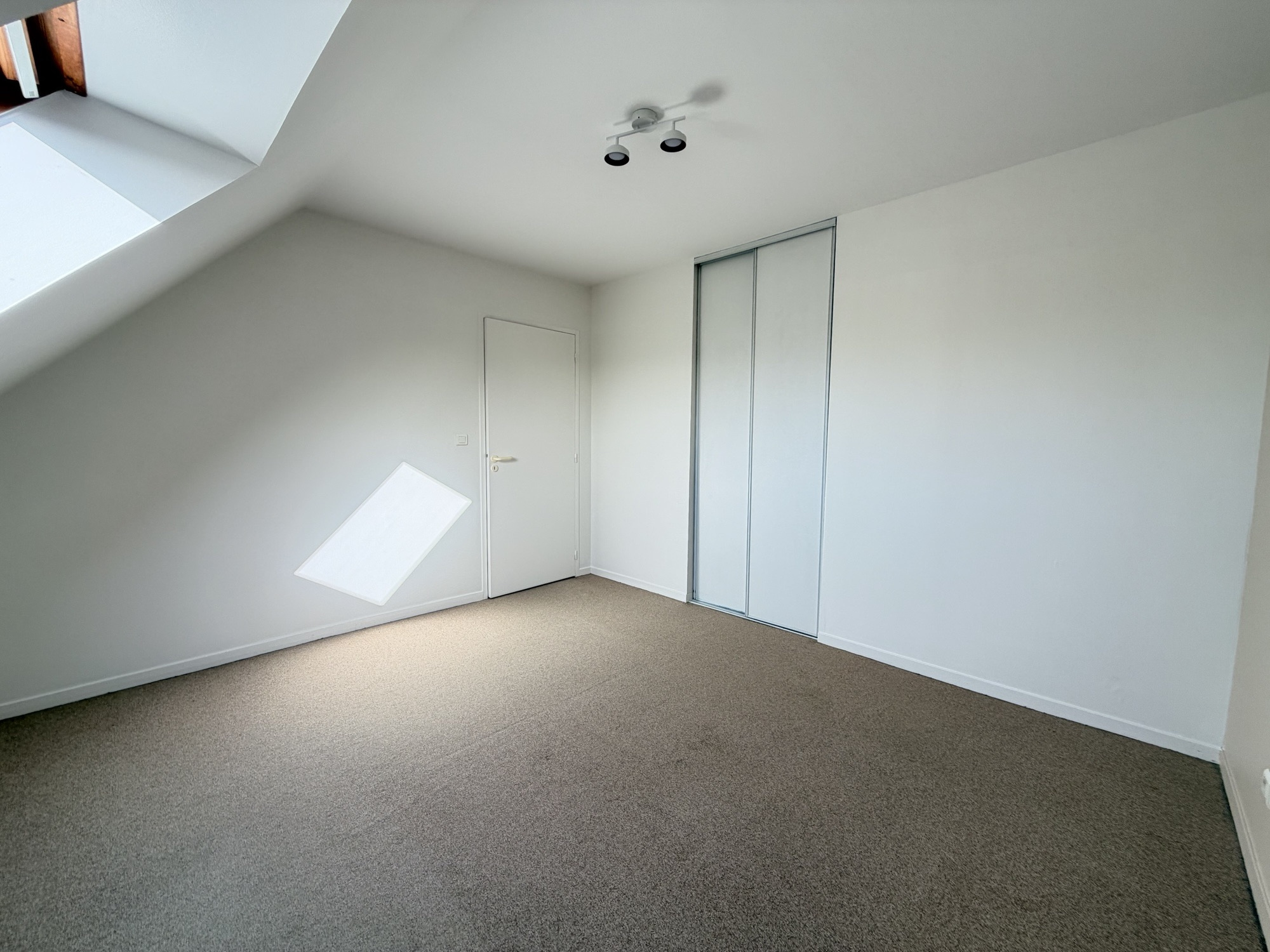 Immo80 – L'immobilier à Amiens et dans la Somme-T3 EN DUXPLEX DE 65M2 AVEC CAVE, BALCON ET PLACE DE PARKING
