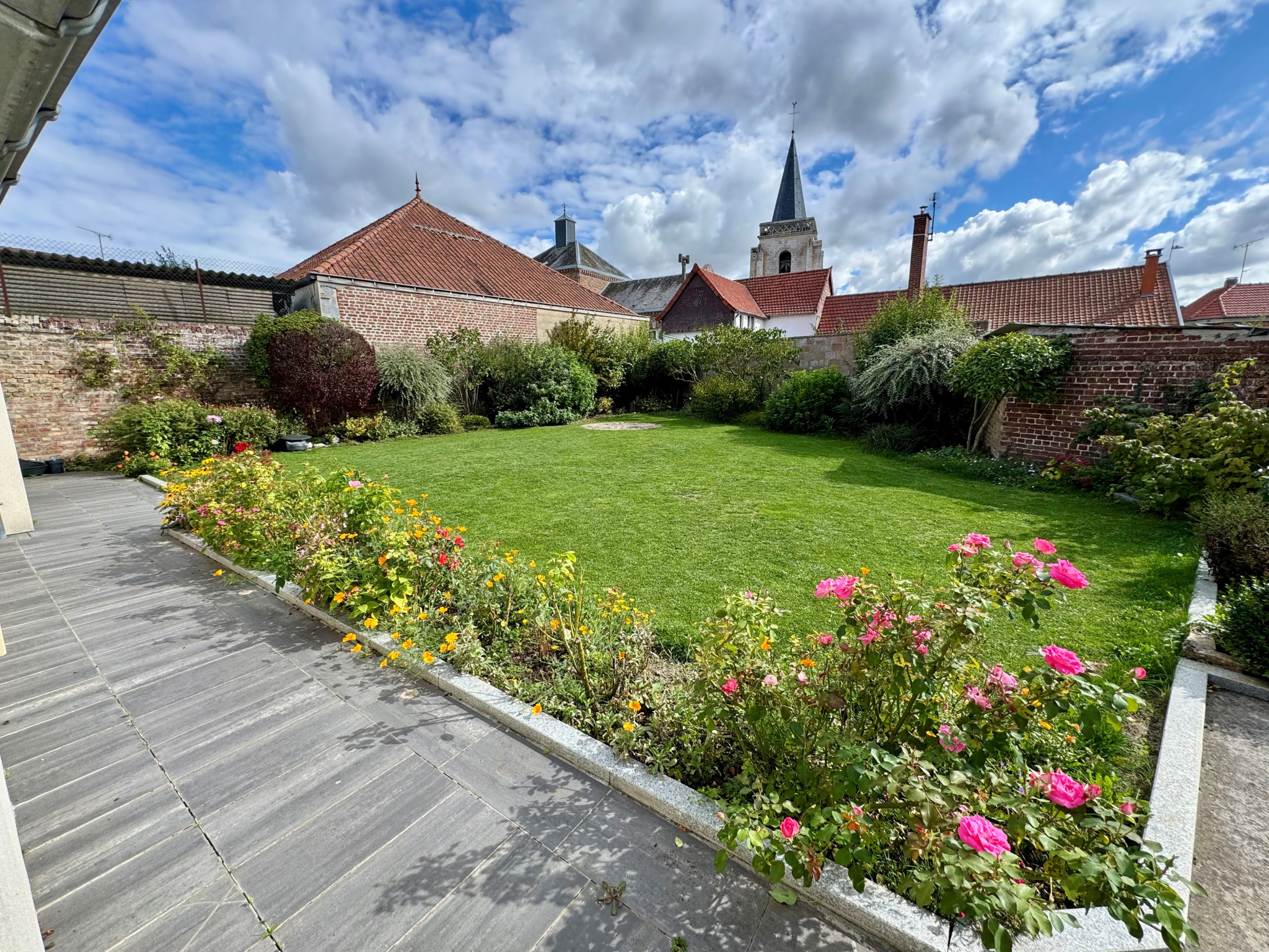 Immo80 – L'immobilier à Amiens et dans la Somme-La Chaussée-Tirancourt (Ouest Amiens) – Maison 180 m2 avec jardin, terrasse et 3 garages