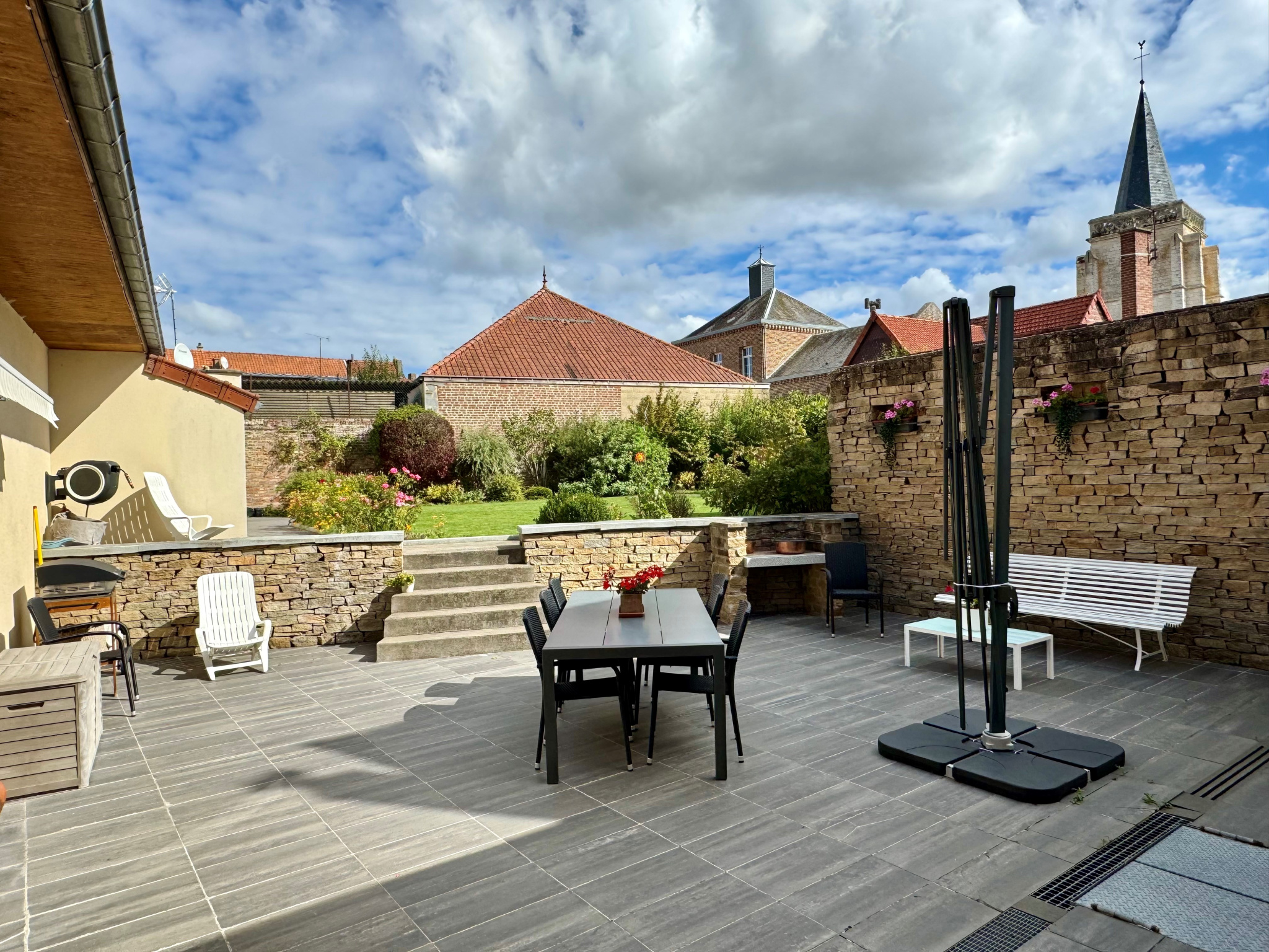 Immo80 – L'immobilier à Amiens et dans la Somme-La Chaussée-Tirancourt (Ouest Amiens) – Maison 180 m2 avec jardin, terrasse et 3 garages