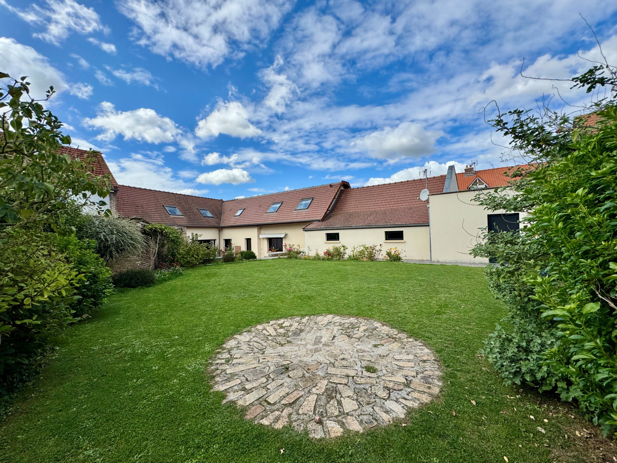 Immo80 – L'immobilier à Amiens et dans la Somme-La Chaussée-Tirancourt (Ouest Amiens) – Maison 180 m2 avec jardin, terrasse et 3 garages