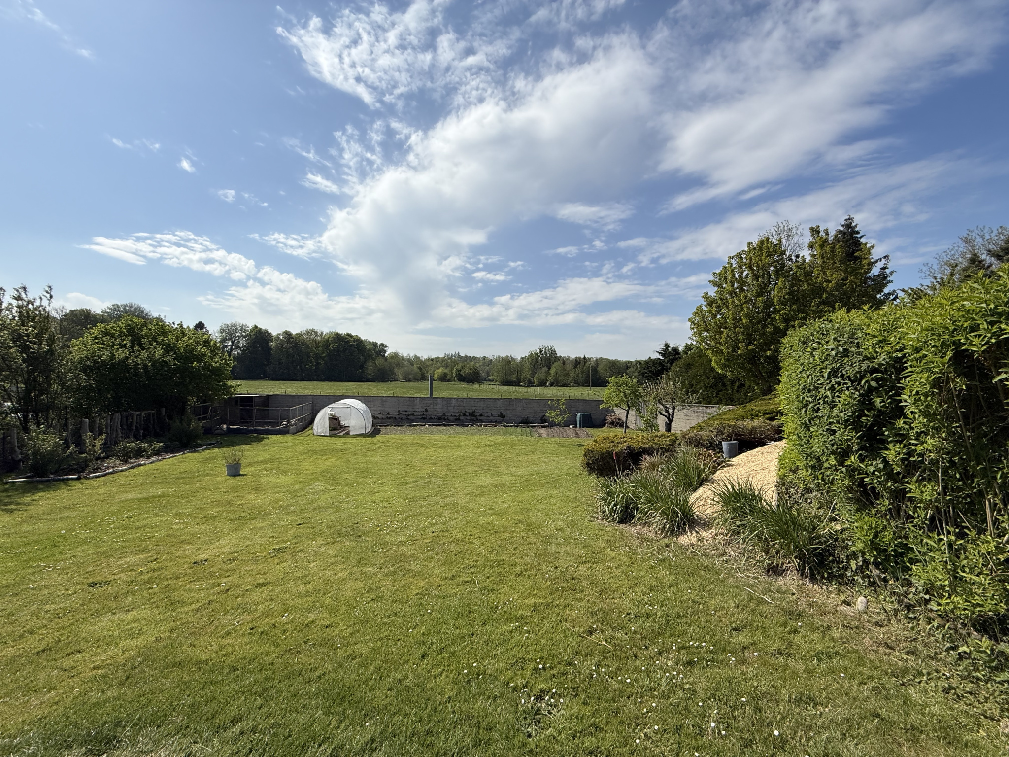 Immo80 – L'immobilier à Amiens et dans la Somme-MAISON DE CHARME 320 m2 avec gîte et dépendances proche d&rsquo;Amiens.