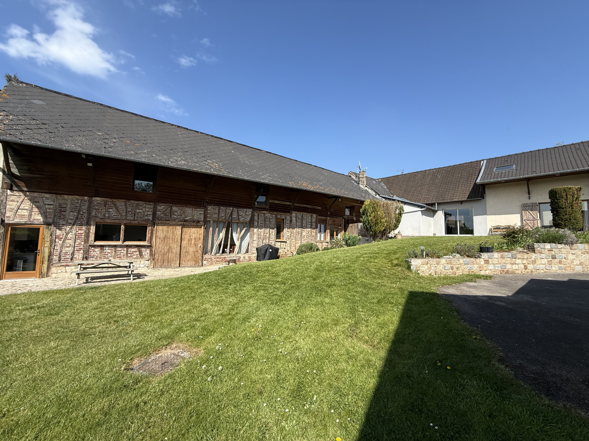 Immo80 – L'immobilier à Amiens et dans la Somme-MAISON DE CHARME 320 m2 avec gîte et dépendances proche d&rsquo;Amiens.