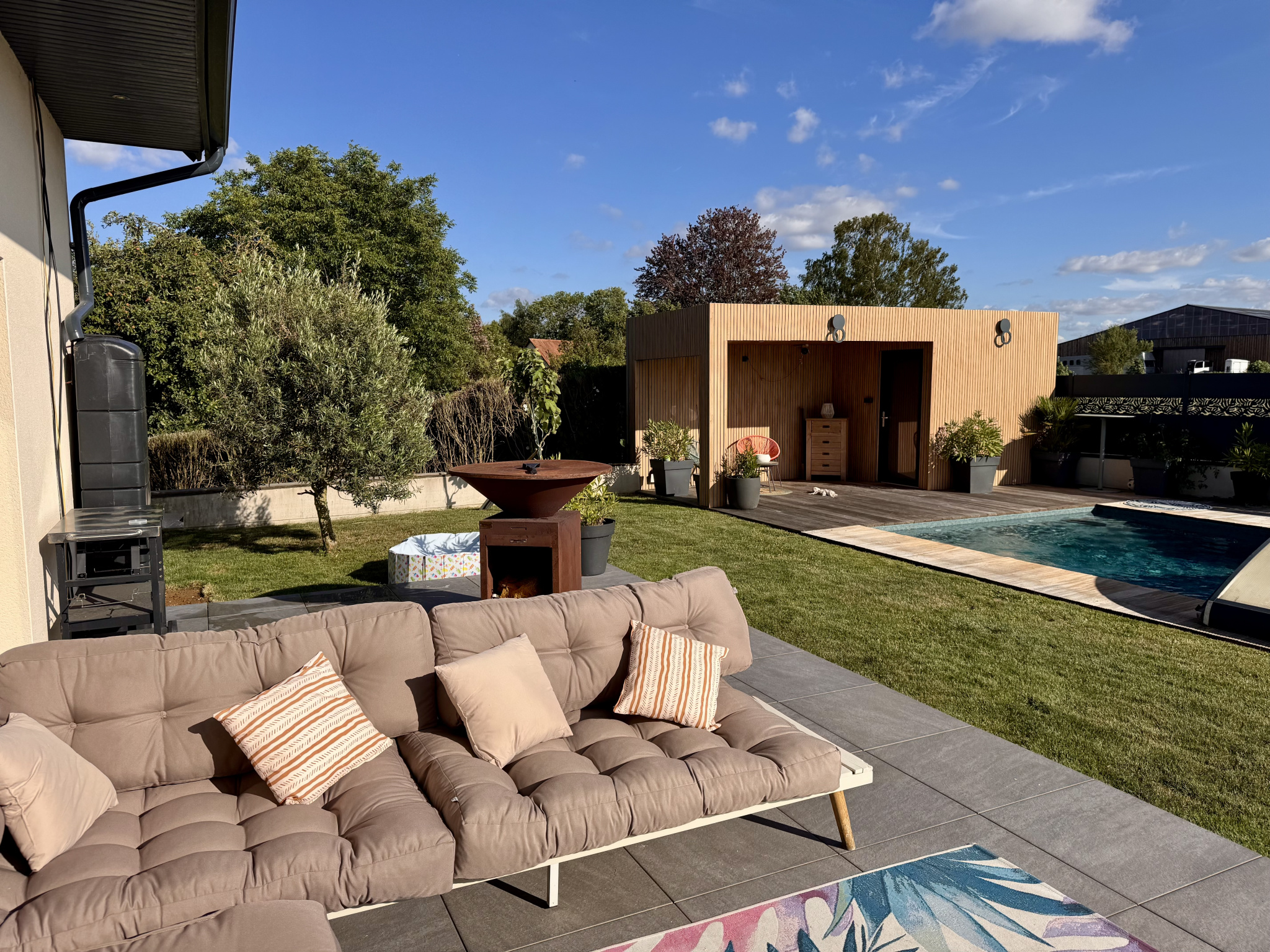 Immo80 – L'immobilier à Amiens et dans la Somme-SAVEUSE – Maison 200m2 – 4 chbs – Sous-sol complet – Jardin & Piscine